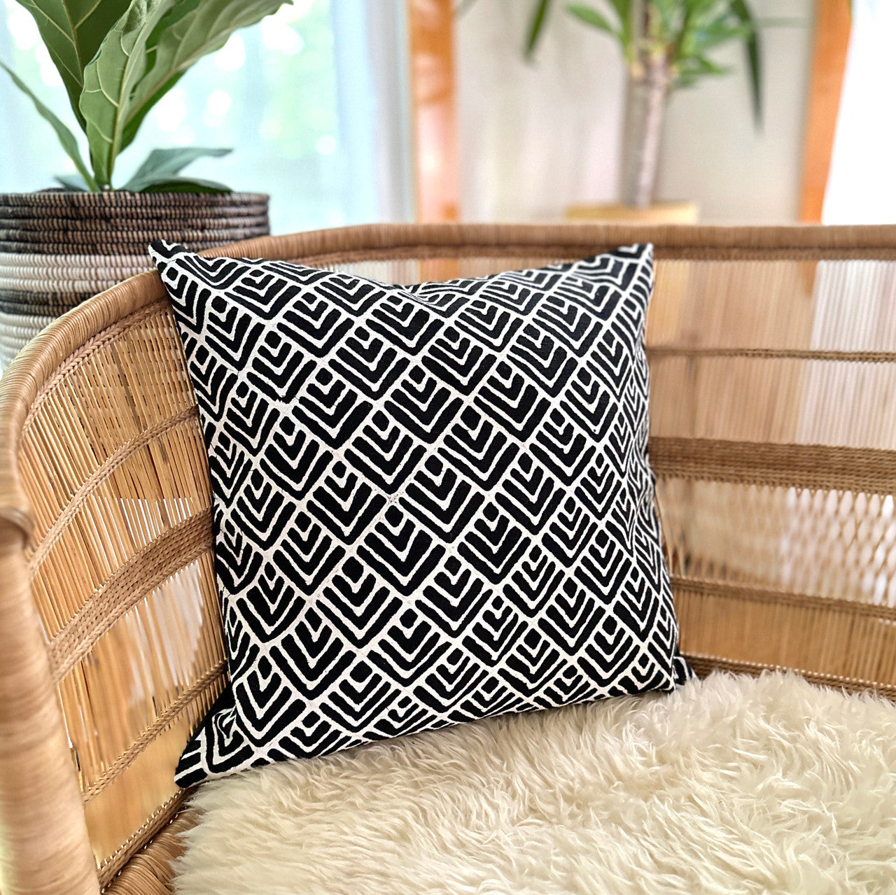 Geo Flowers Black Sadza Pillow