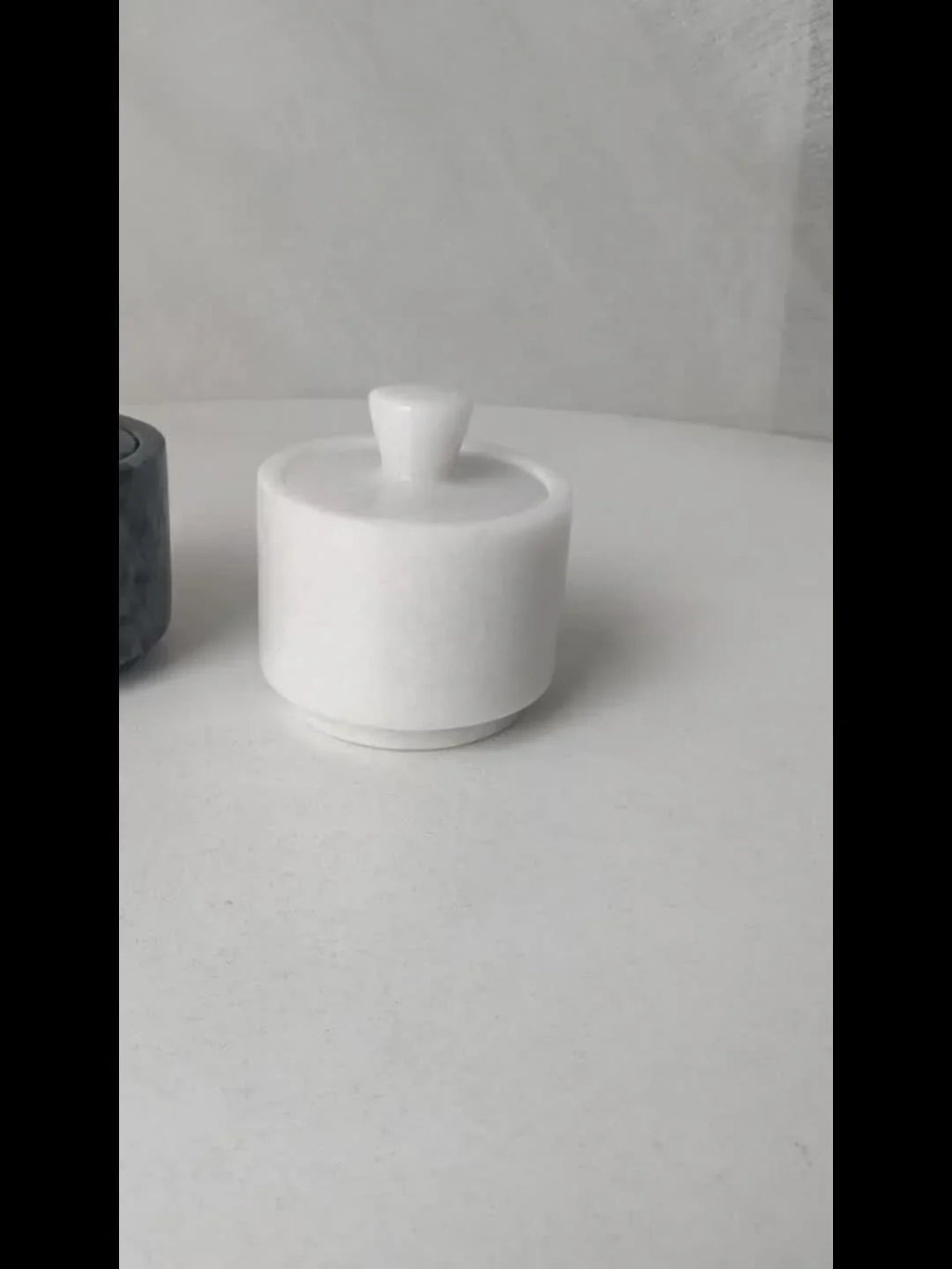 1pc Elegant Marble Salt and Pepper Shaker with Lid - Premium Spice Storage Jar, Kitchen Organizer, Refined High-End Decor for Seasoning Essentials