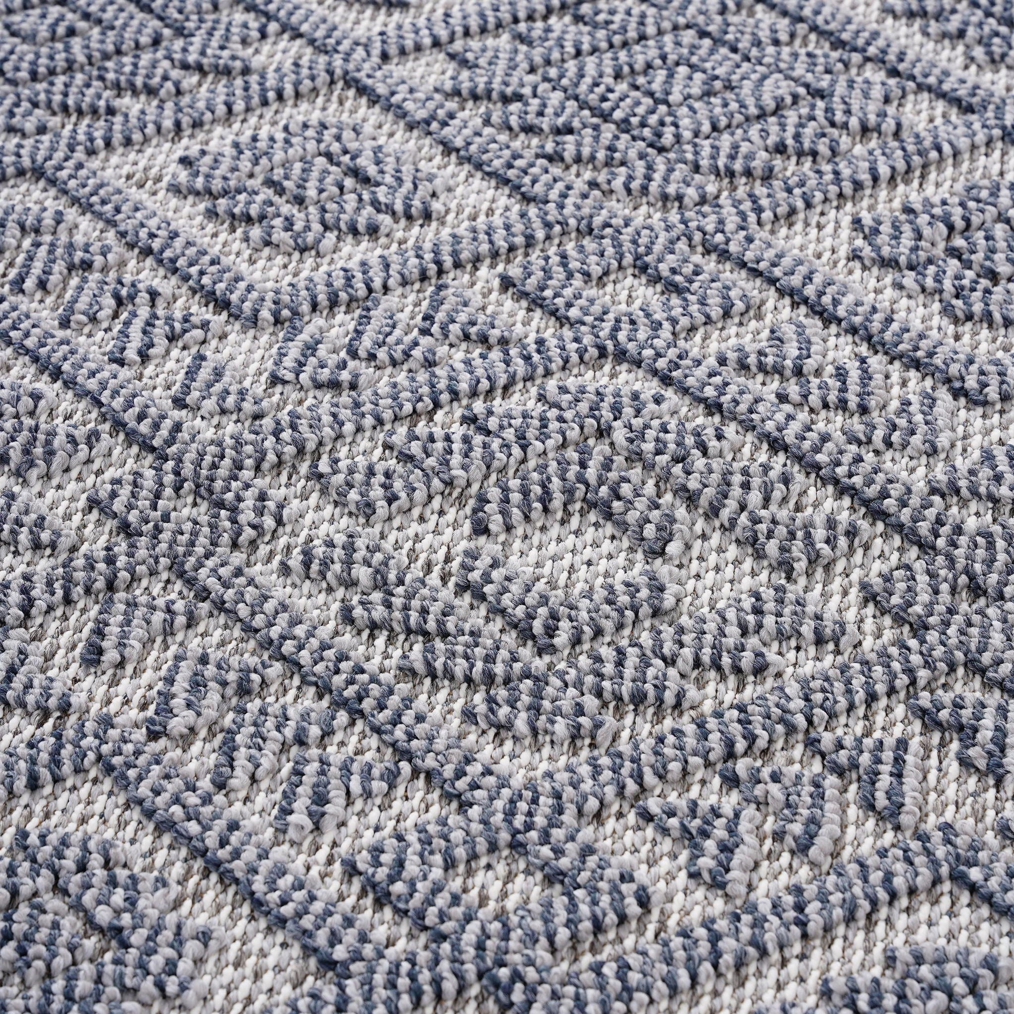 Guros 6' x 9' Traditional Indoor/Outdoor Area Rug - White/Gray