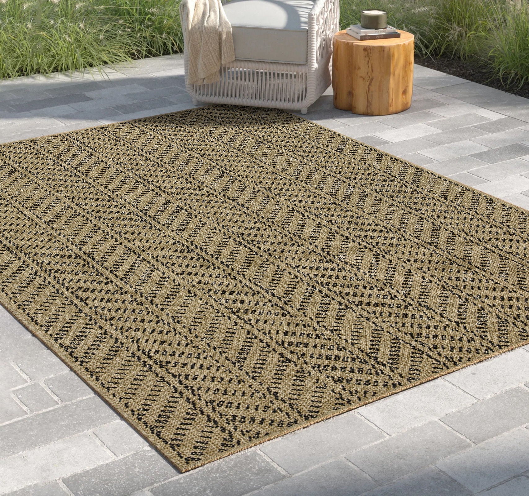 Earth 7'10" x 10'3" Indoor/Outdoor Area Rug - Black/Natural