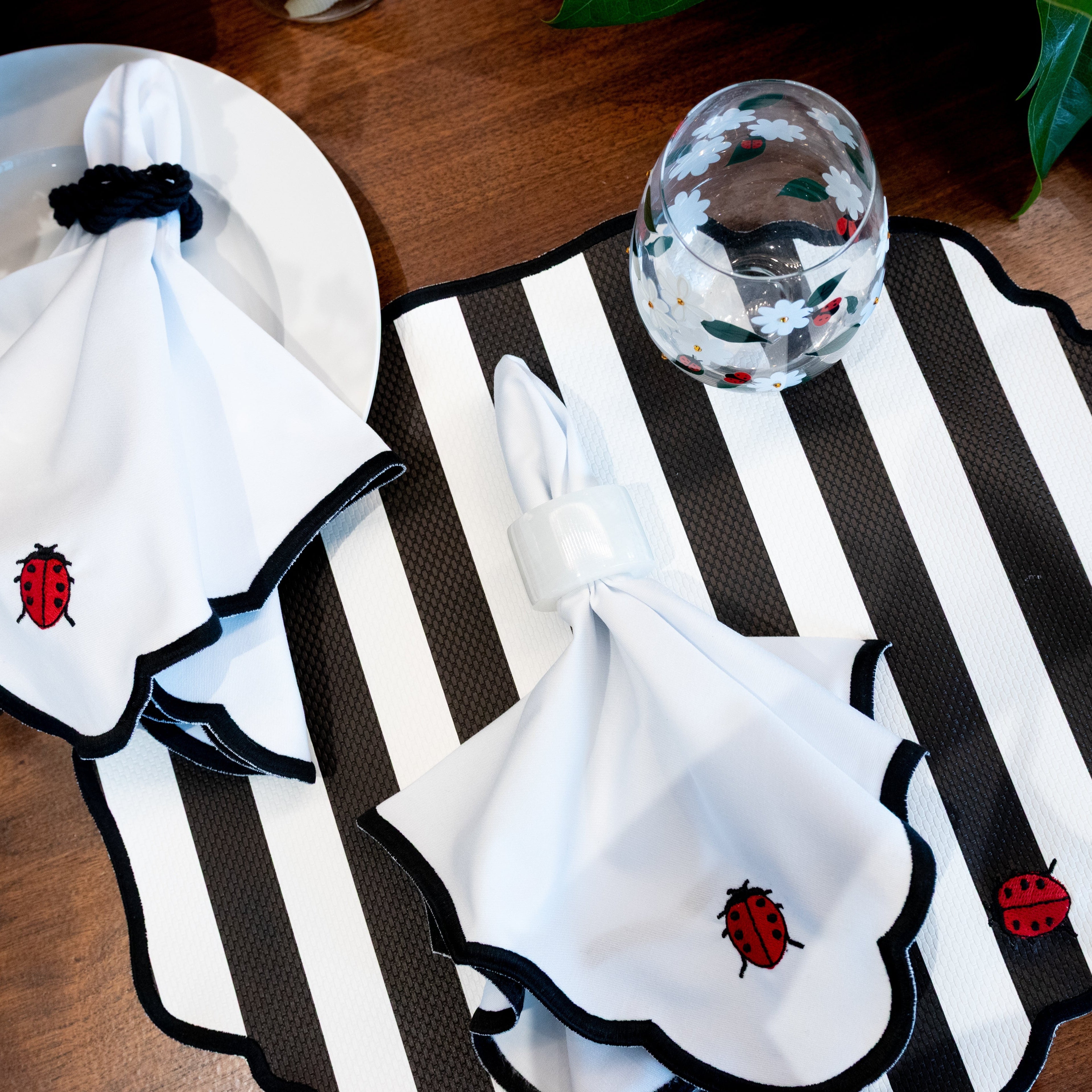 The Wave Black Napkins (Set of 2)