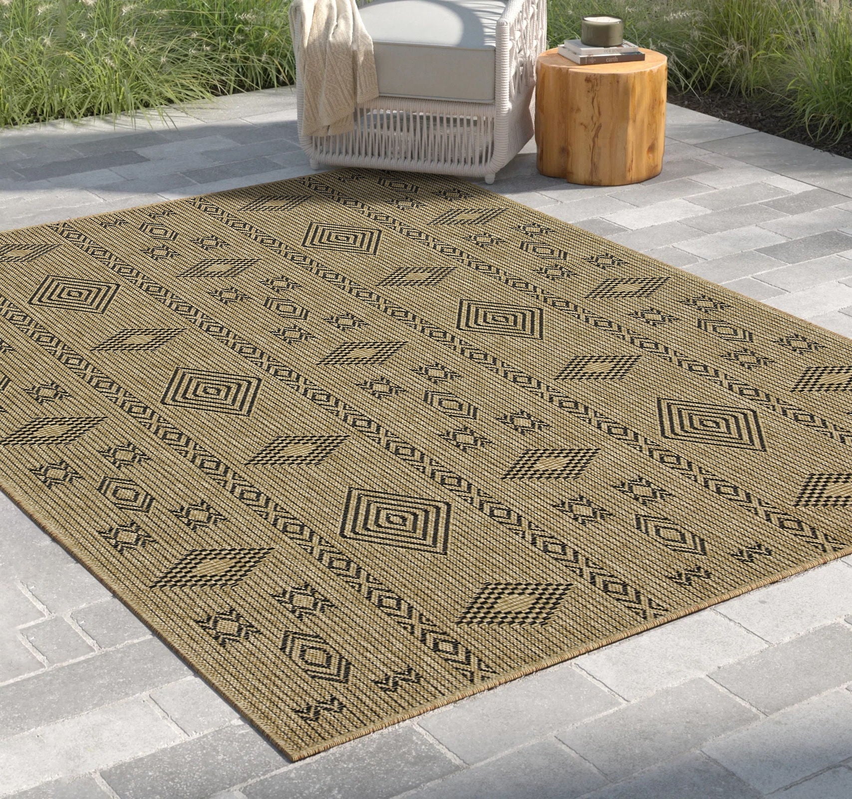 Earth 5'3" x 7'3" Indoor/Outdoor Area Rug - Jute/Black