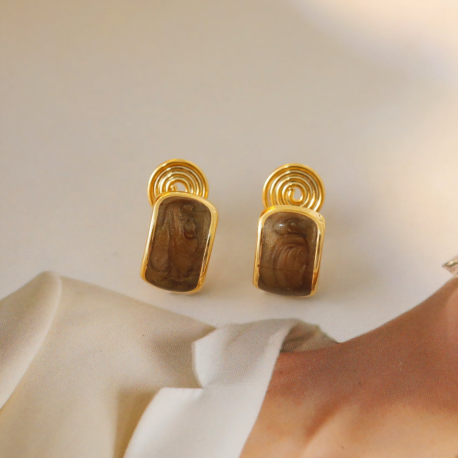 Pearlescent Mosquito Coil Enamel Art High Sense Retro Earrings