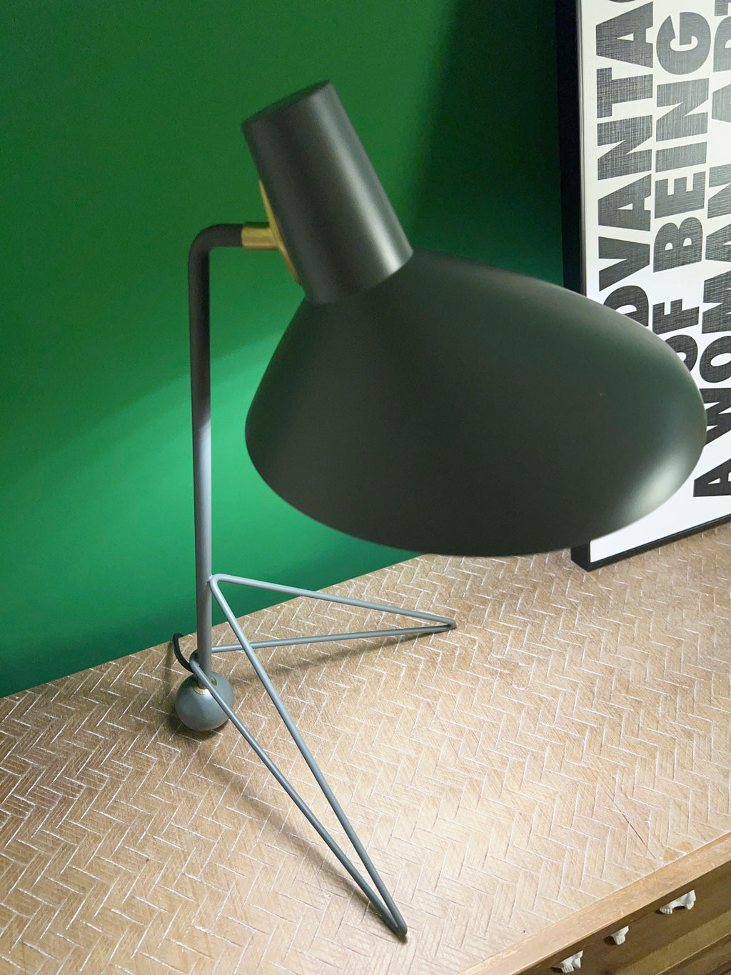 Tripod HM9 Simple Table Lamp