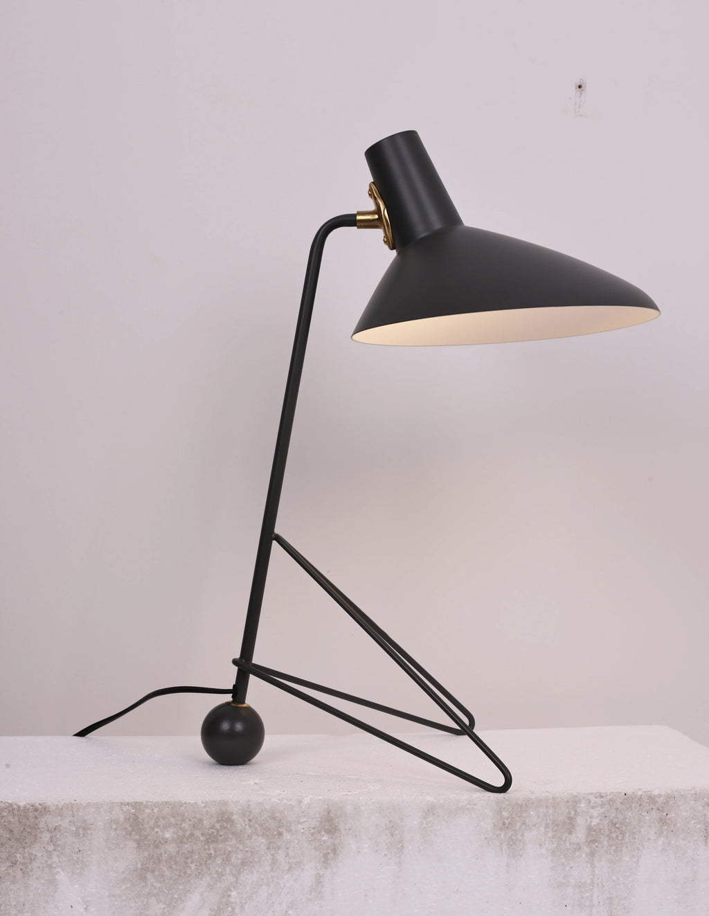 Tripod HM9 Simple Table Lamp