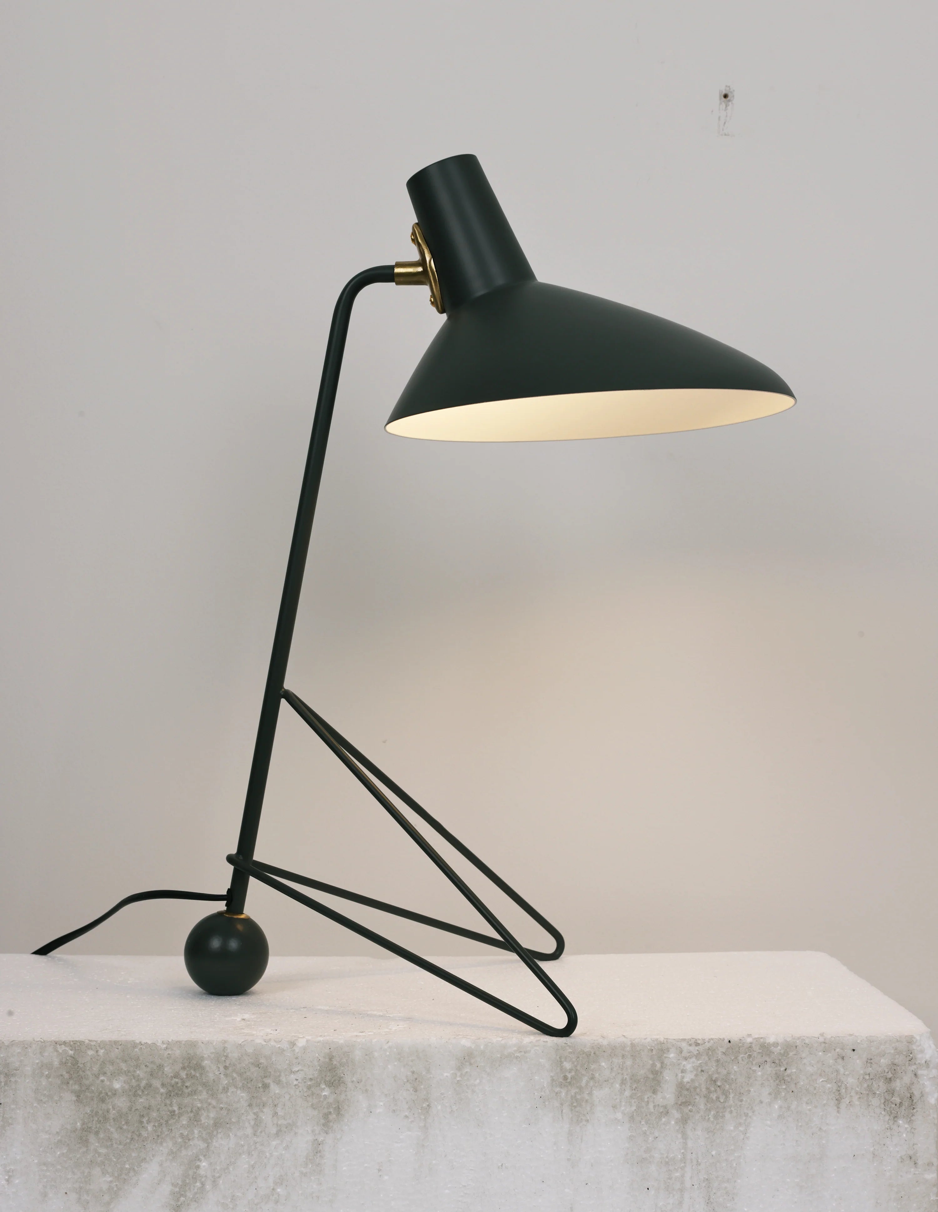 Tripod HM9 Simple Table Lamp