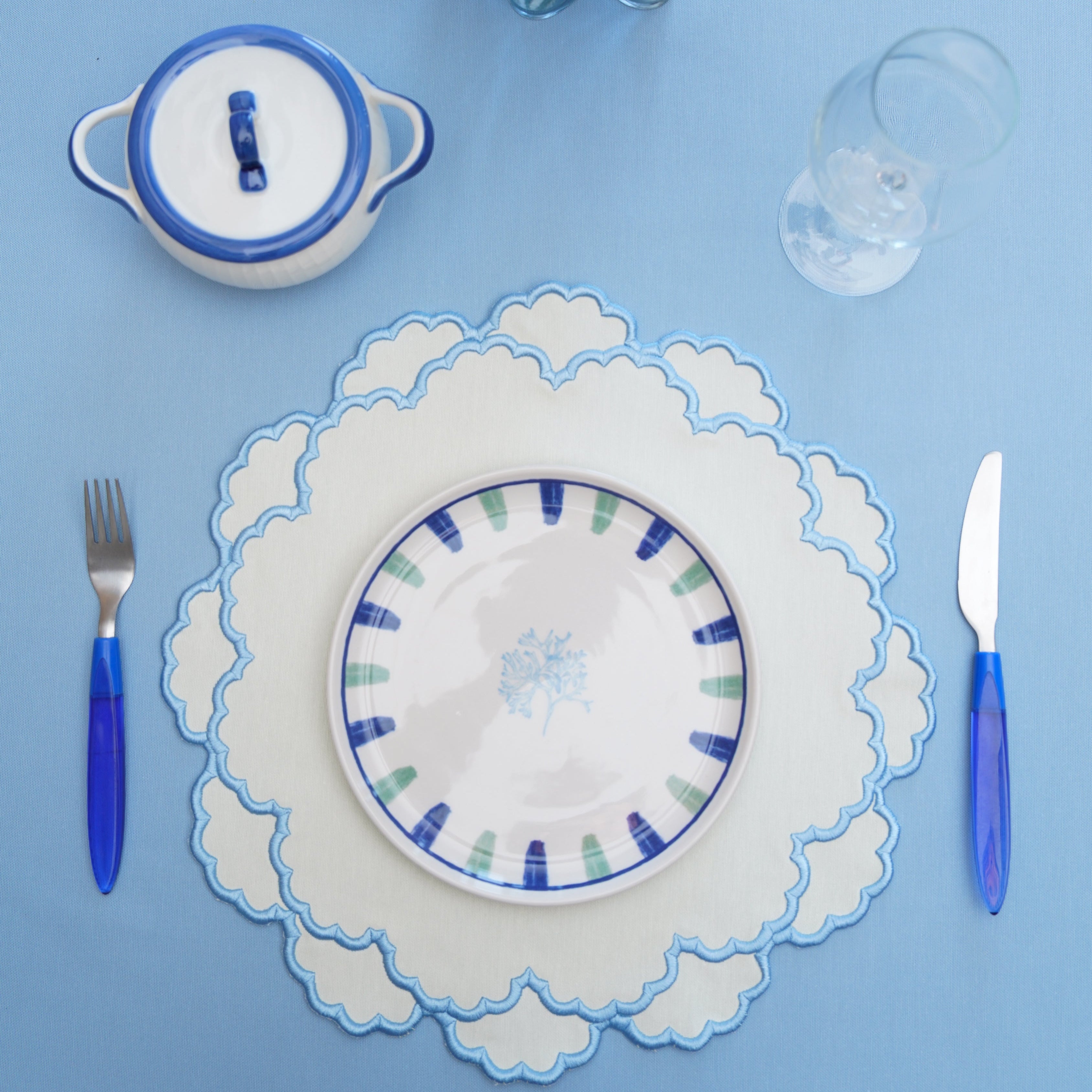 CRESSIDA BLUE & WHITE SCALLOPED FABRIC PLACEMAT (Set Of 4)