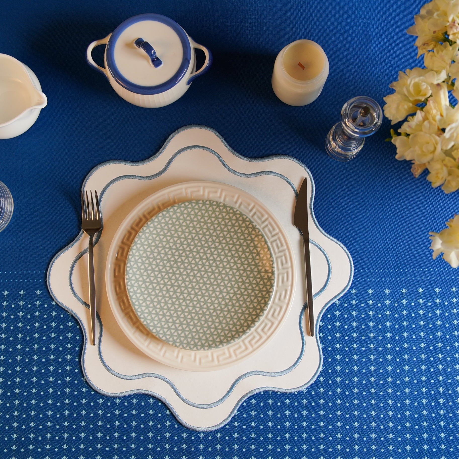 HAVEN WHITE WAVY EDGE BLUE TRIM FAUX LEATHER PLACEMAT (Set Of 4)