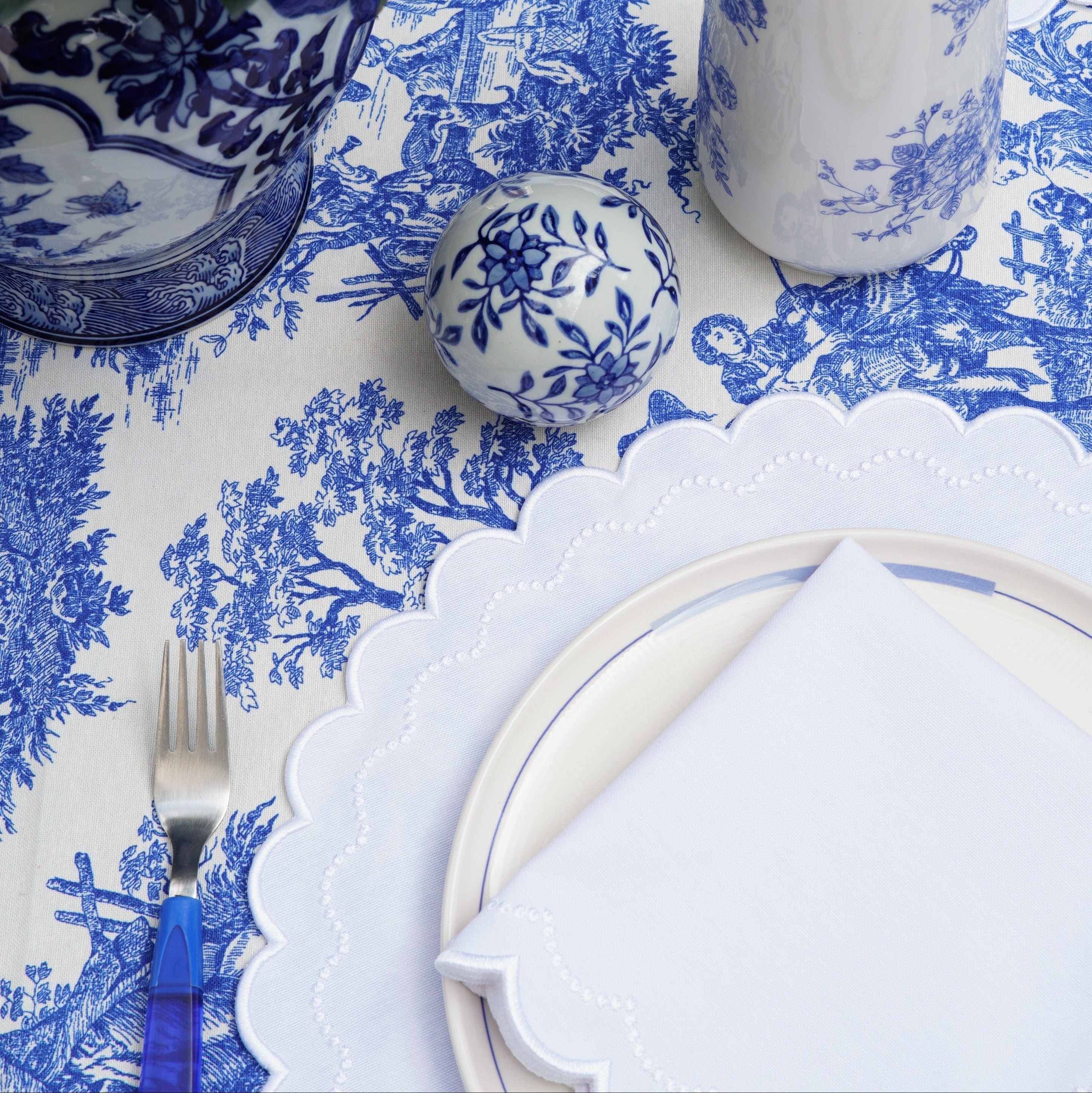 LILY WHITE ROUND FABRIC PLACEMAT & NAPKIN SET (Set Of 4)