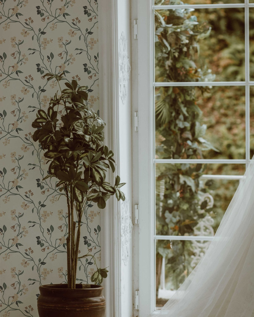 Lunaria Vine Wallpaper in Soft Alabaster