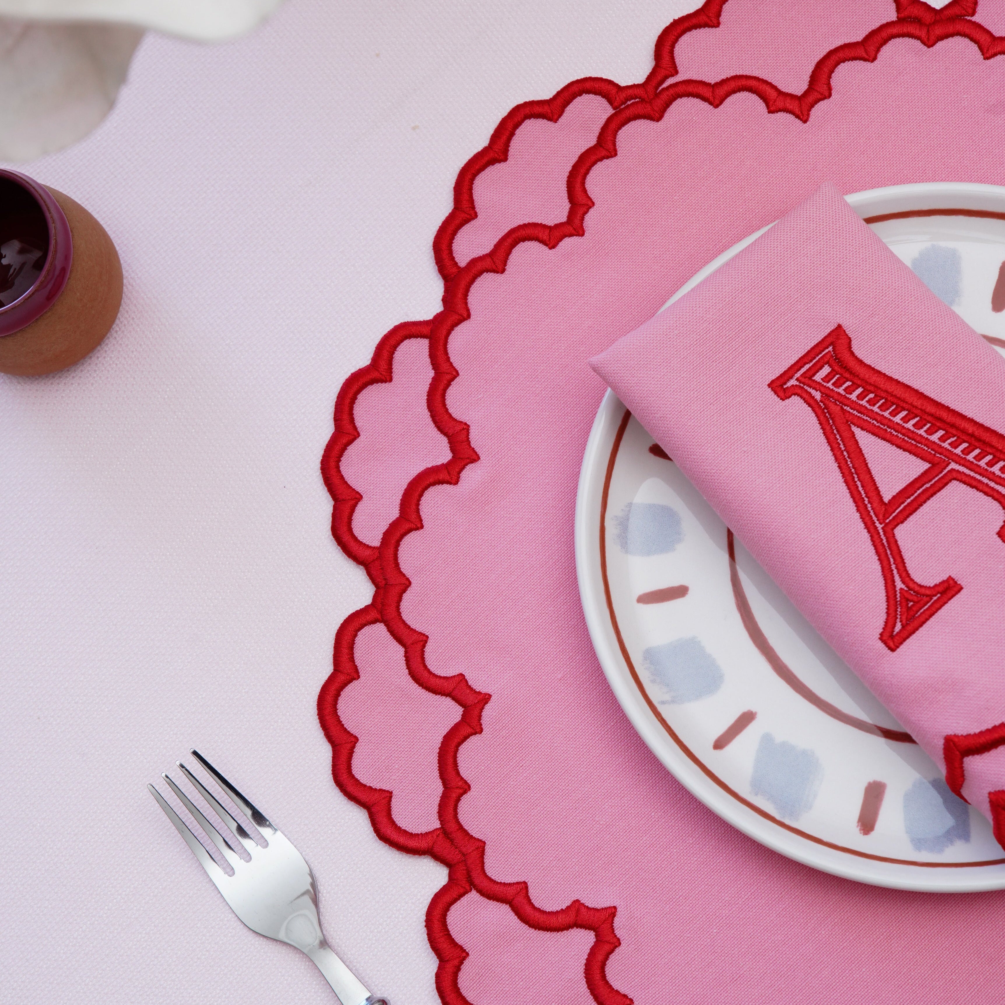 CRESSIDA PINK ROUND FABRIC PLACEMAT & NAPKIN SET (Set Of 4)