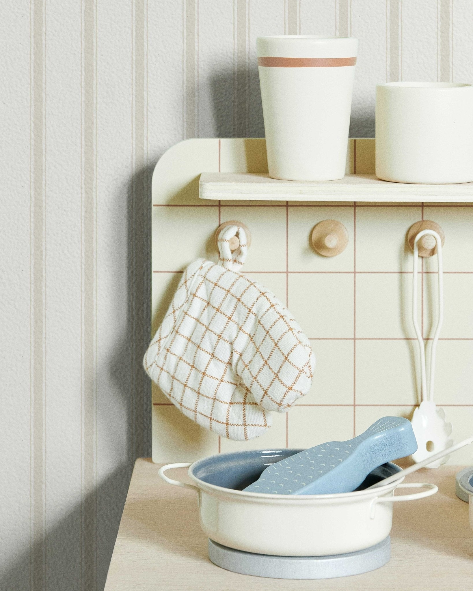 Moulding Line Wallpaper in Pale Cream