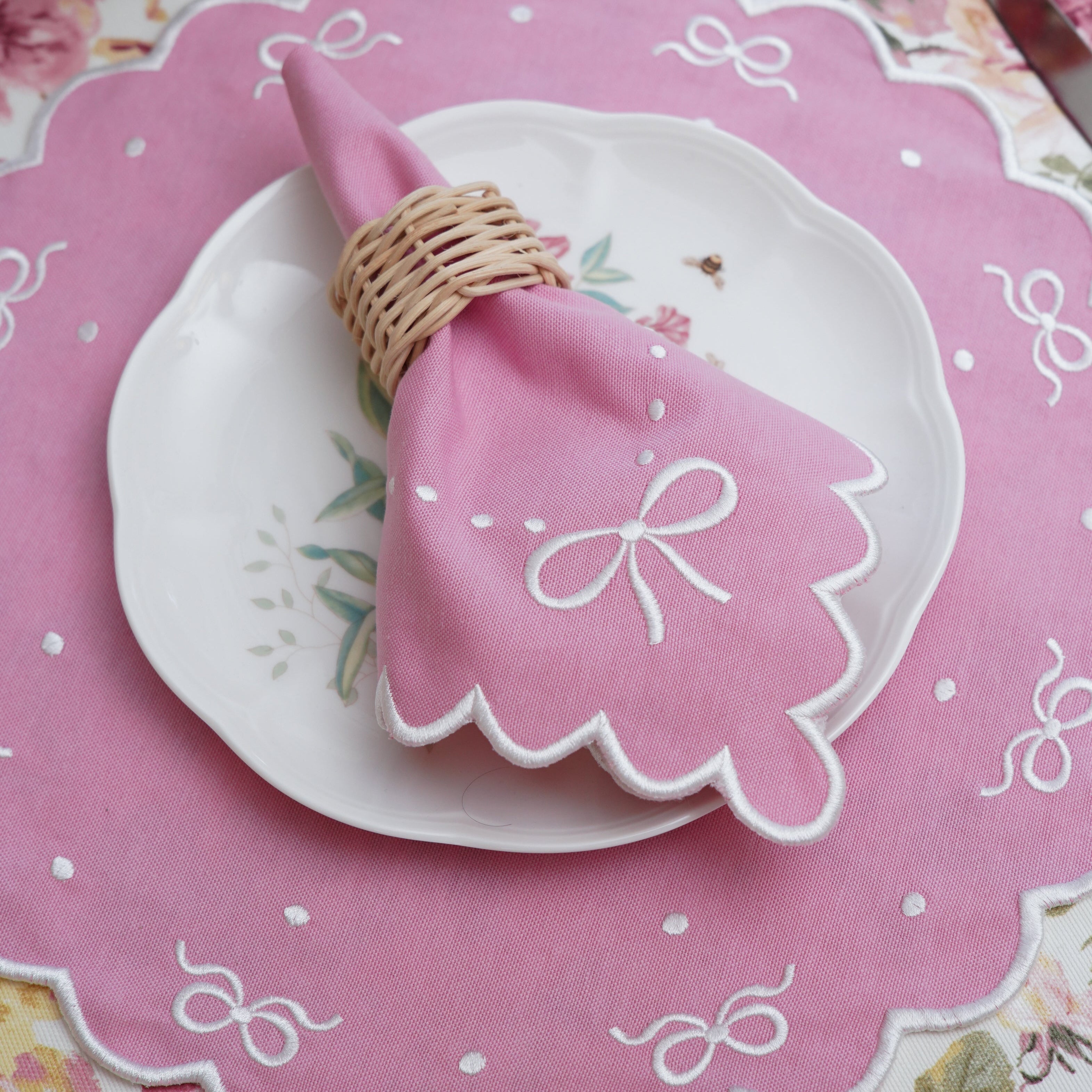 RIBBIA PINK ROUND FABRIC PLACEMAT & NAPKIN SET (Set Of 4)