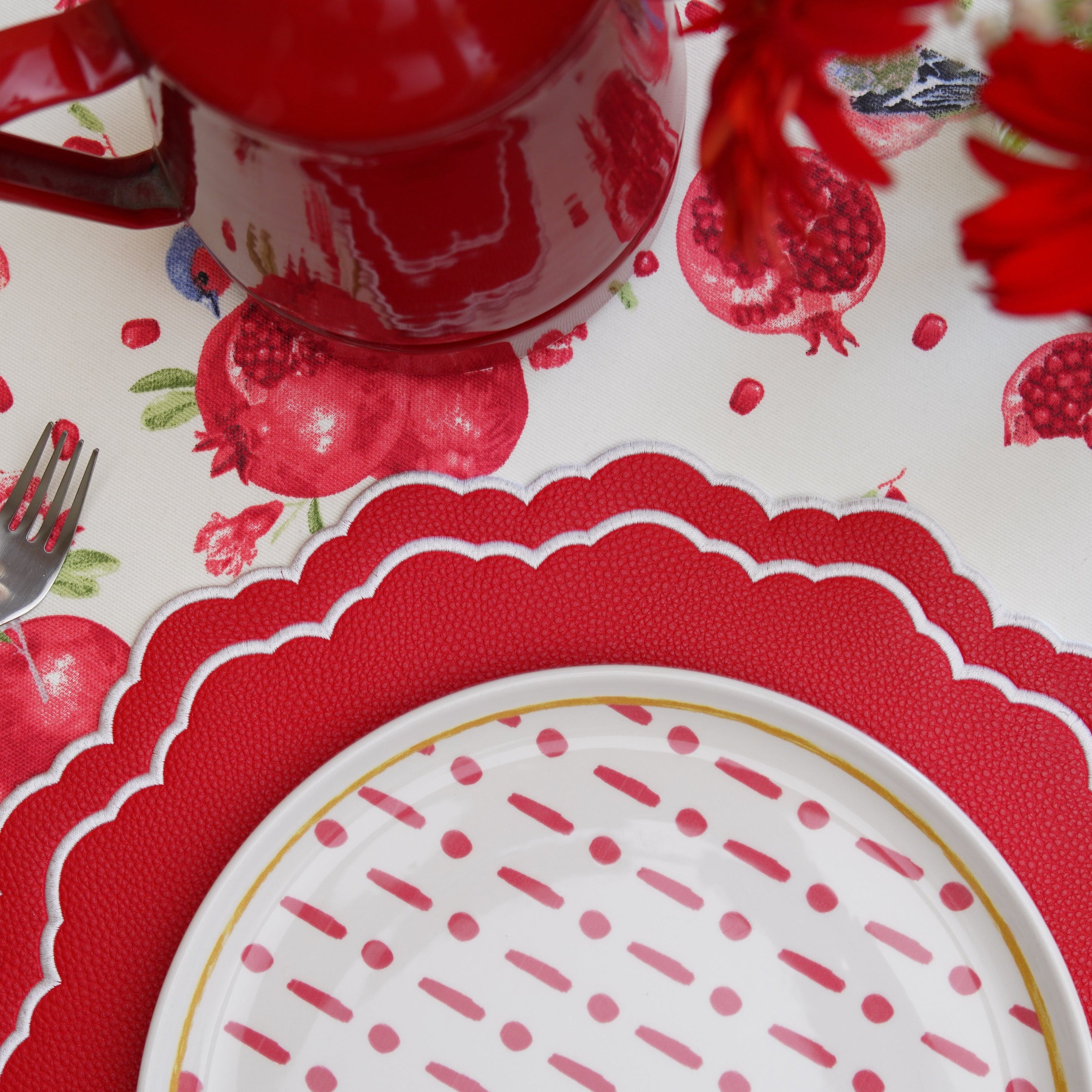 SCARLET RED ROUND FAUX LEATHER PLACEMAT (Set Of 4)
