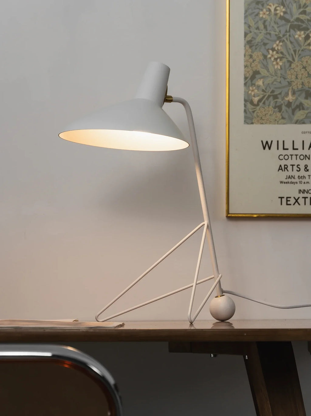 Tripod HM9 Simple Table Lamp