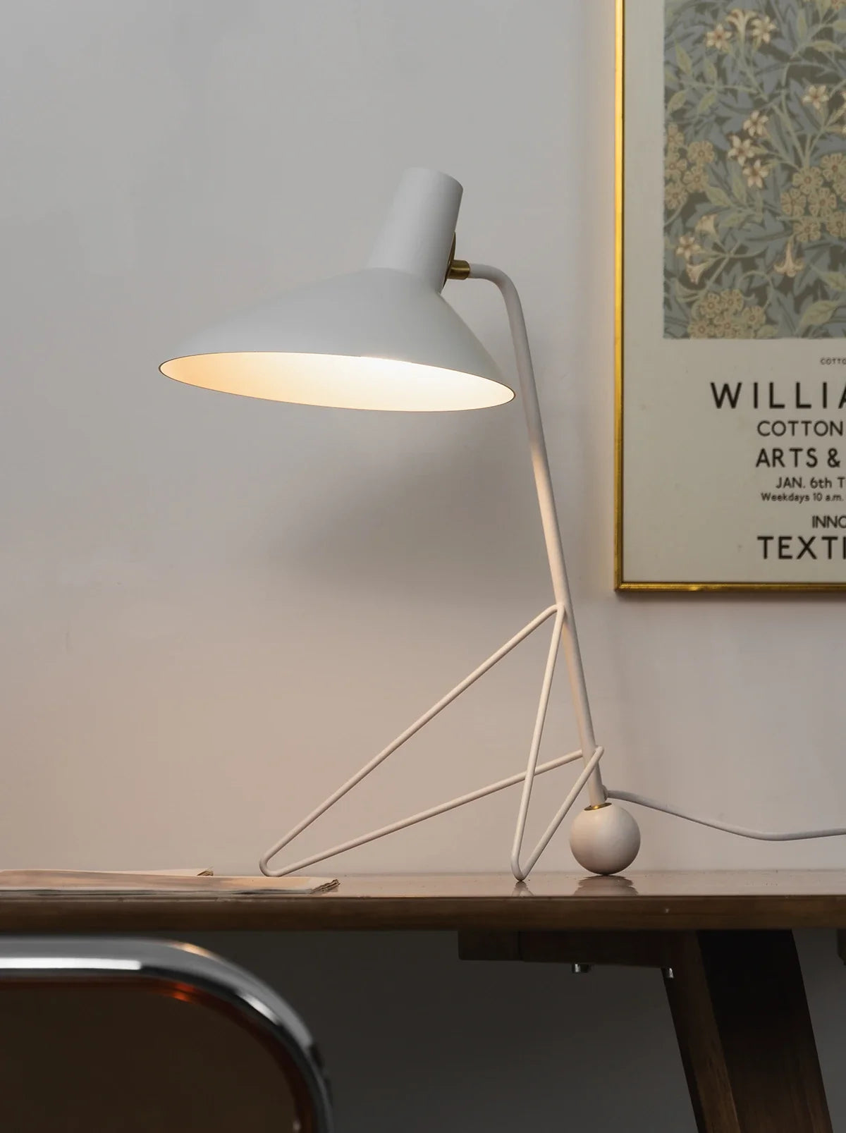 Tripod HM9 Simple Table Lamp