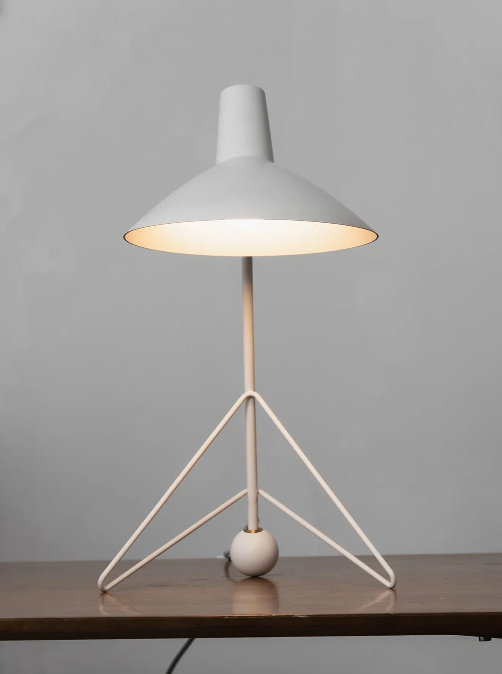 Tripod HM9 Simple Table Lamp