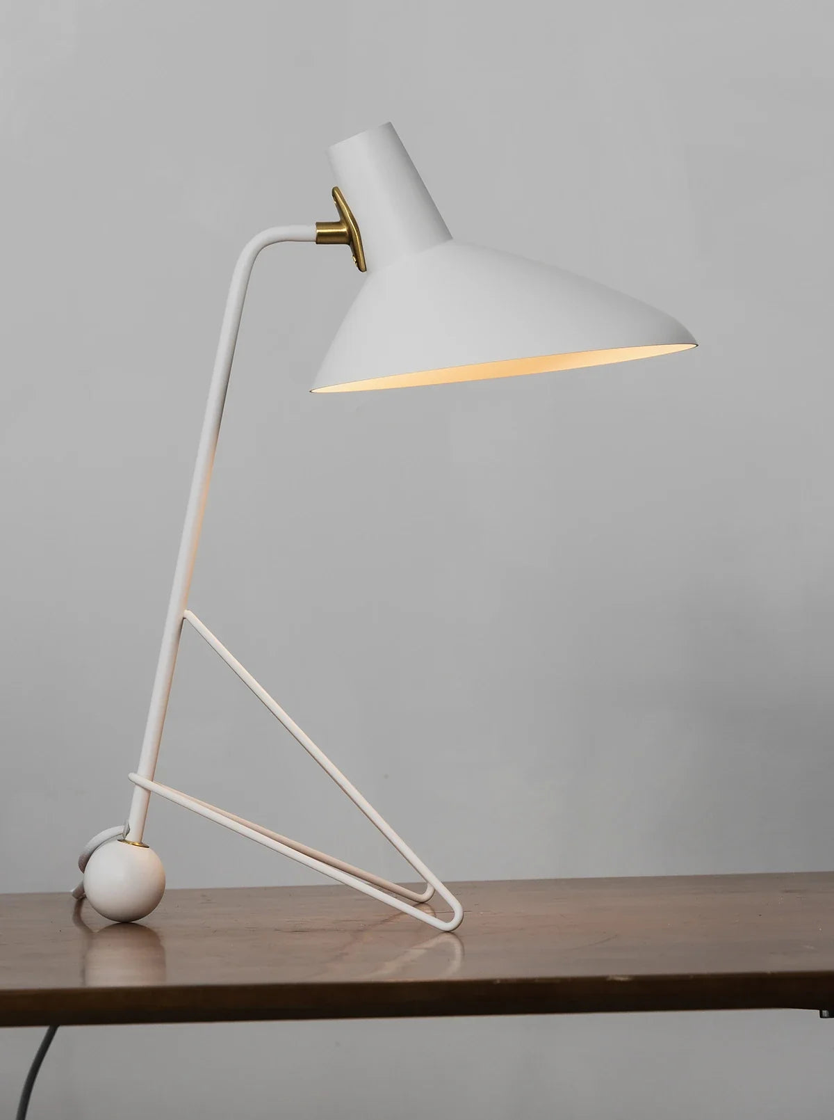 Tripod HM9 Simple Table Lamp