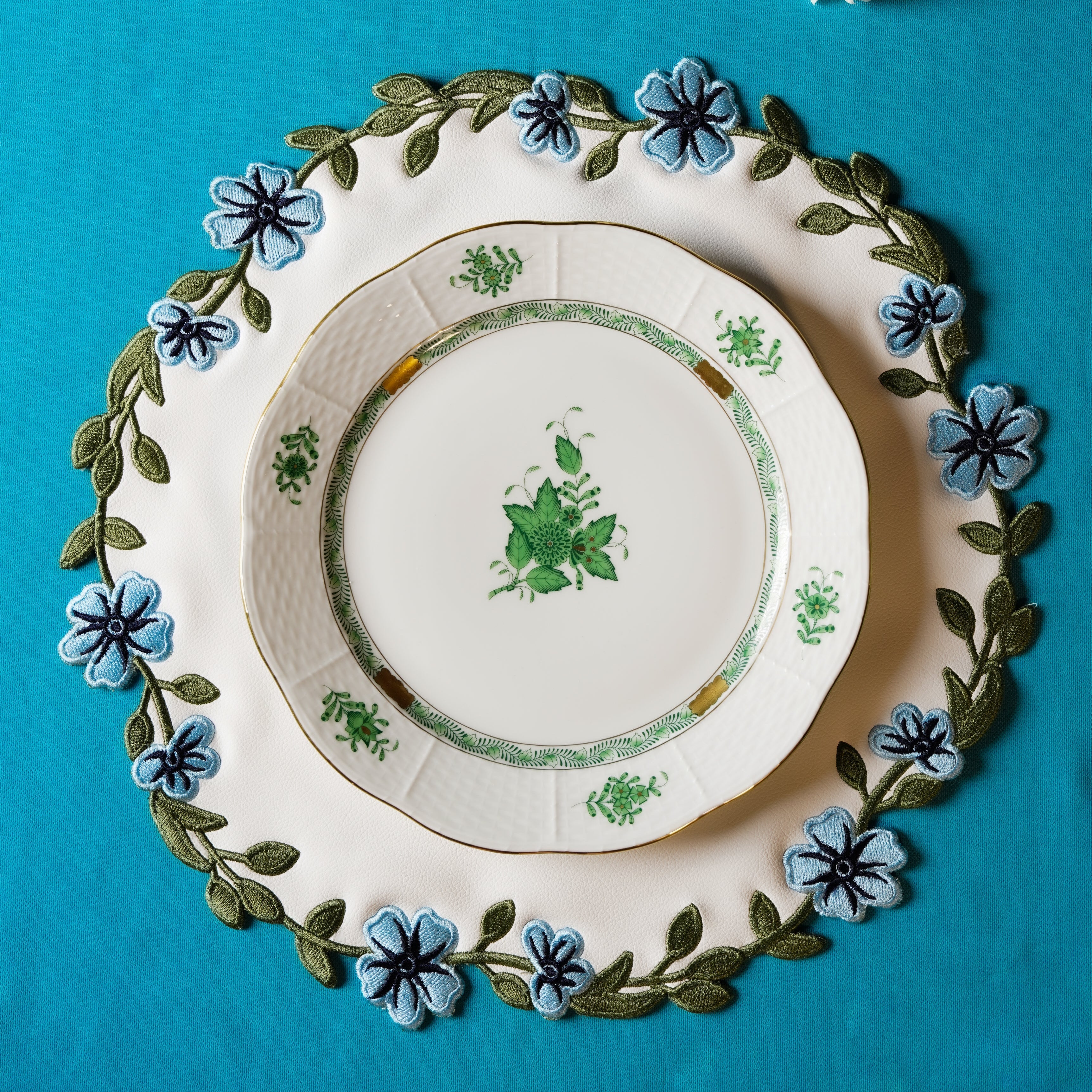 UNITY WHITE & BLUE ROUND FAUX LEATHER PLACEMAT (Set Of 4)