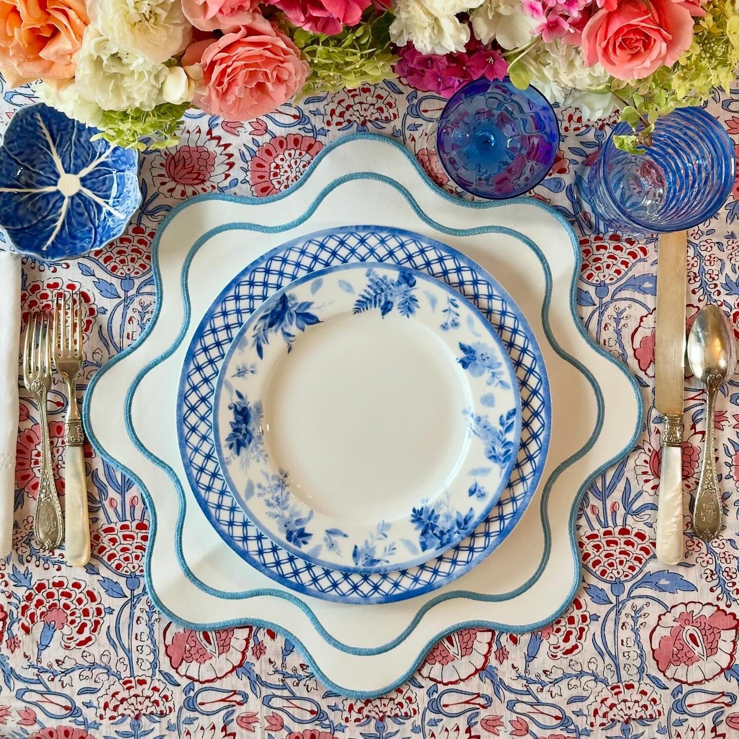 HAVEN WHITE WAVY EDGE BLUE TRIM FAUX LEATHER PLACEMAT (Set Of 4)